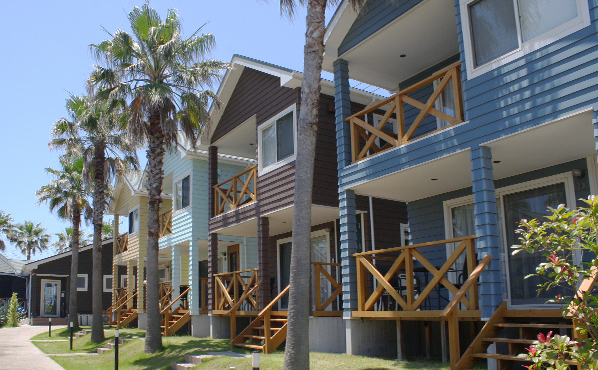 ハワイアンスタイルのコテージと椰子の木